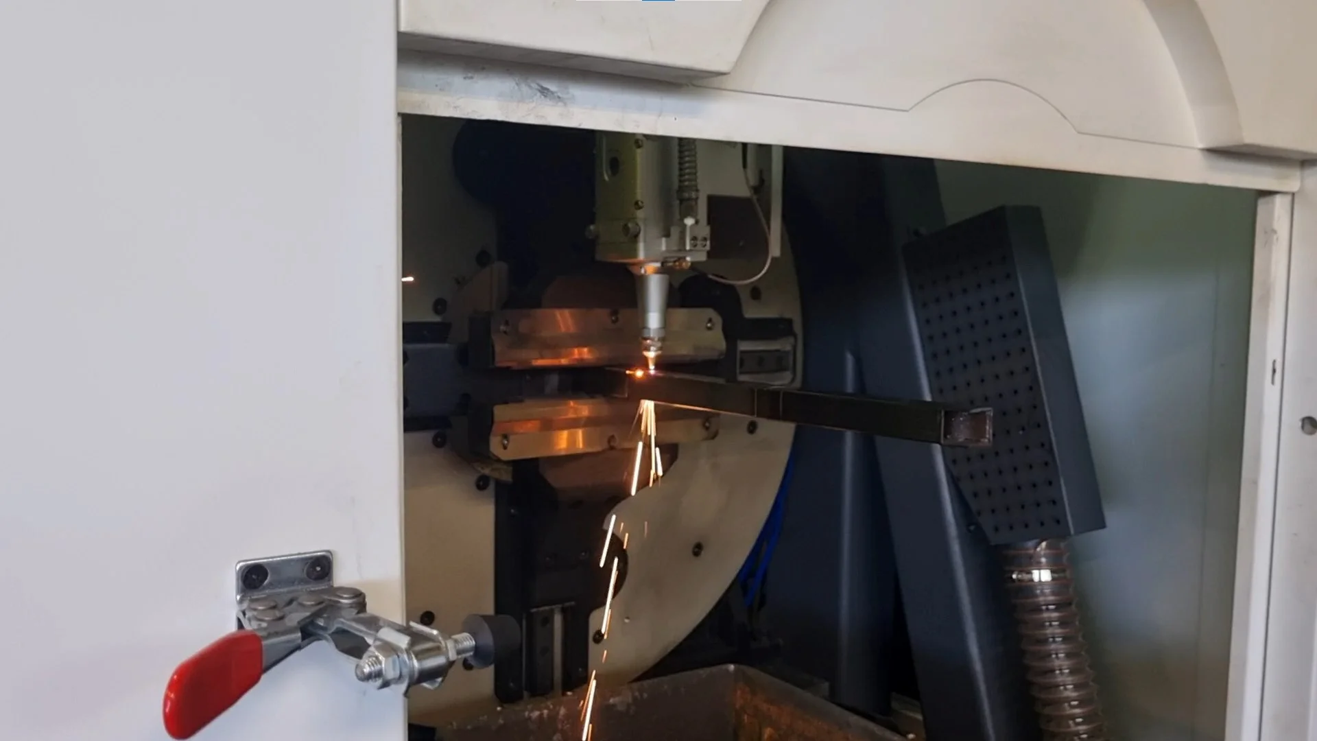Une table laser en action