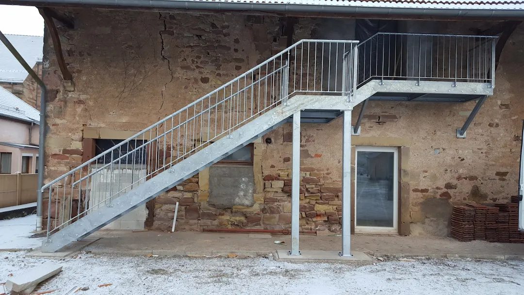 Un escalier en métal pour accéder au deuxième étage d'une maison