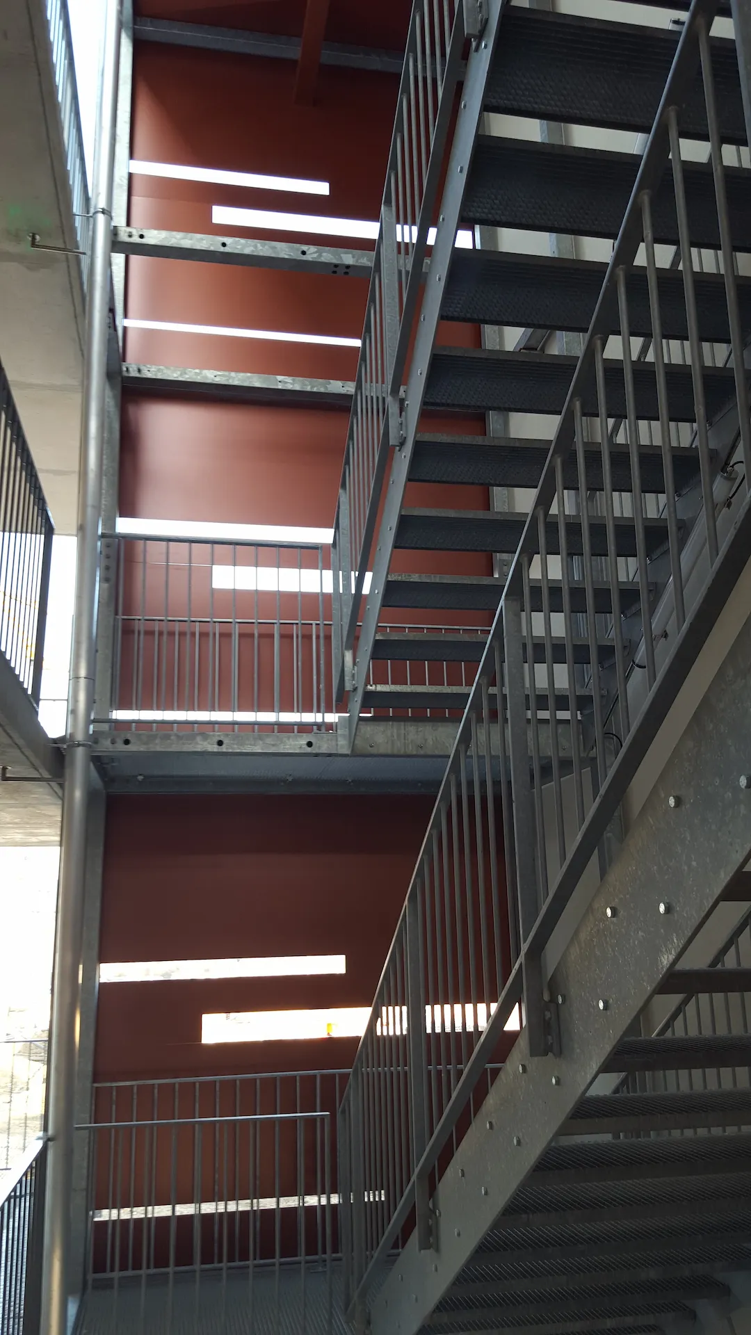 Un escalier intérieur entièrement en métal