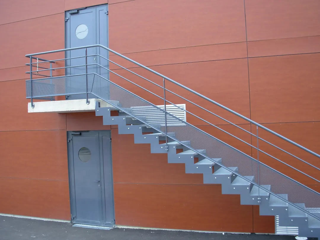 Un escalier en métal