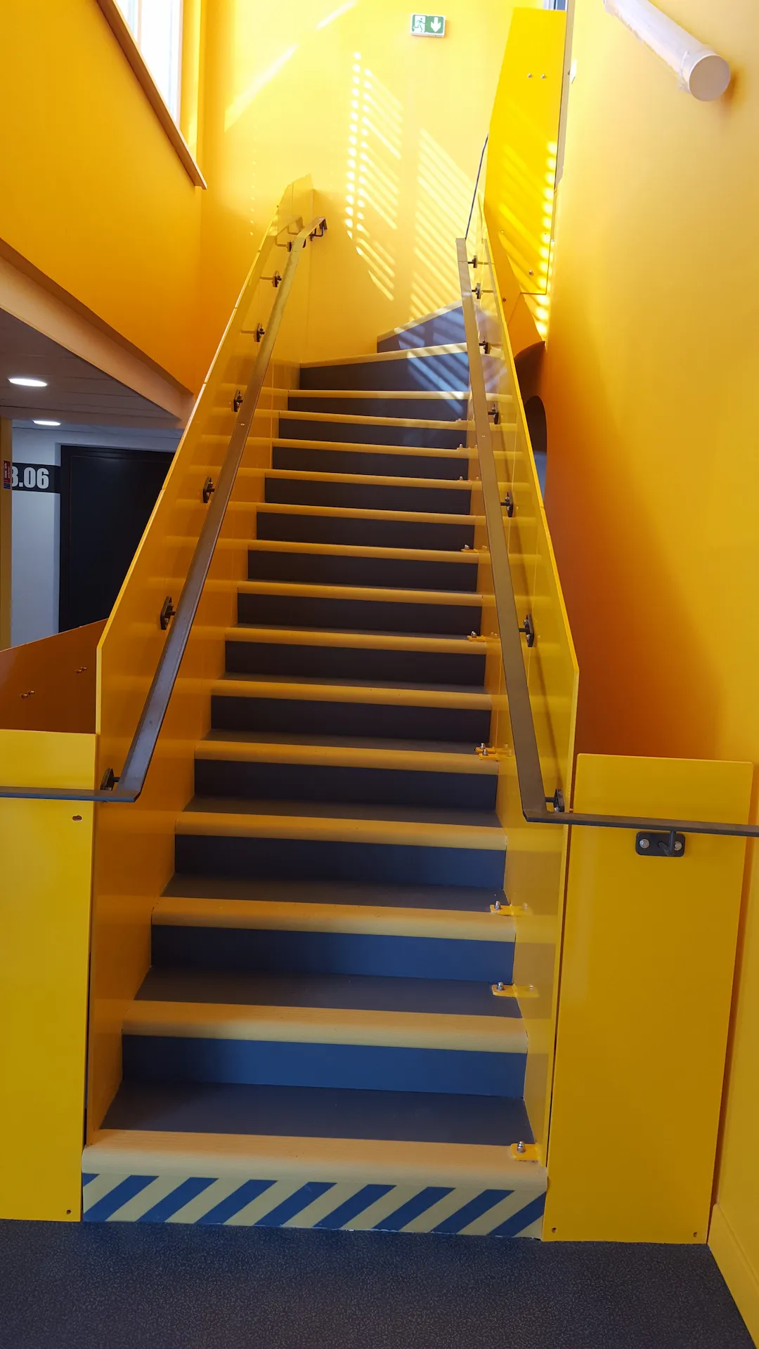 Un escalier intérieur en fer