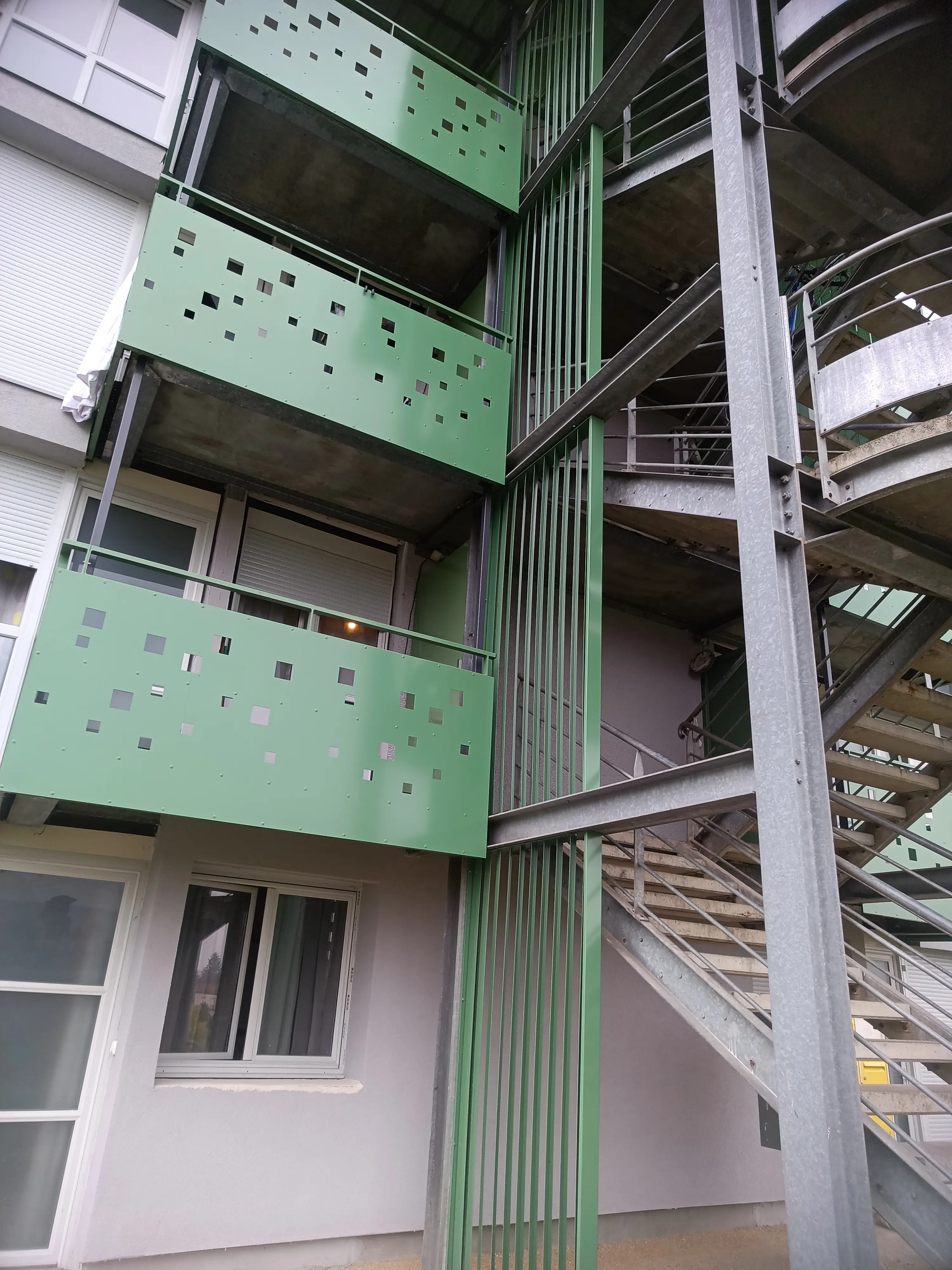Chantier de construction d'un escalier metallique ainsi que de gardes-corps pour un immeuble
