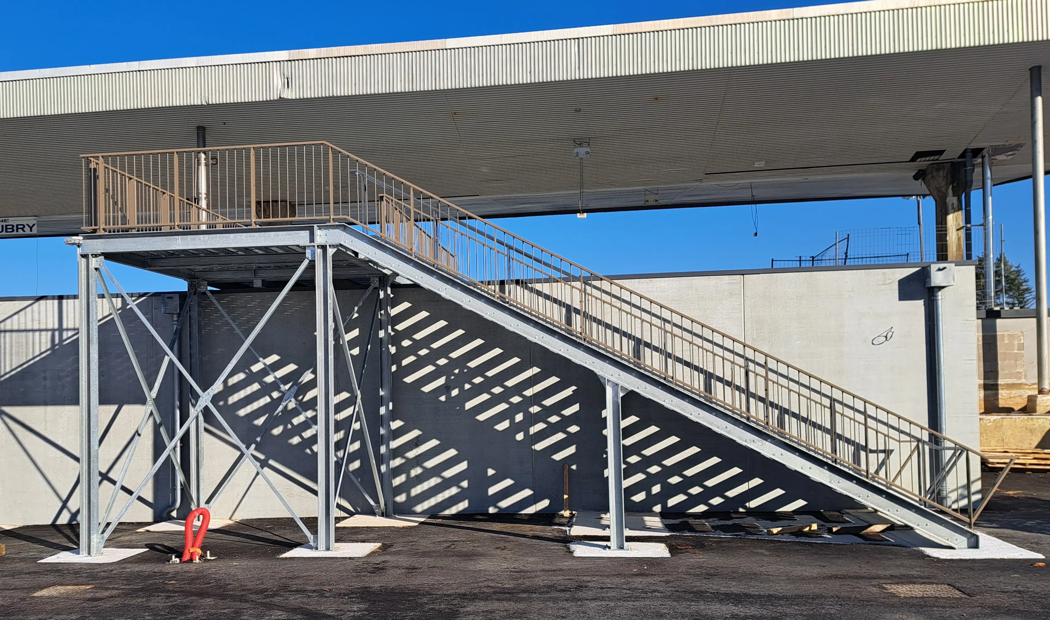 Chantier de construction d'un escalier metallique pour un stade de Foot