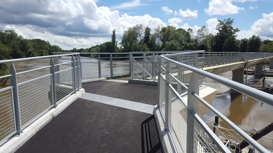Une rembarde en métal pour un pont