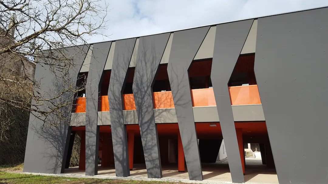Une rembarde en métal pour un batiment