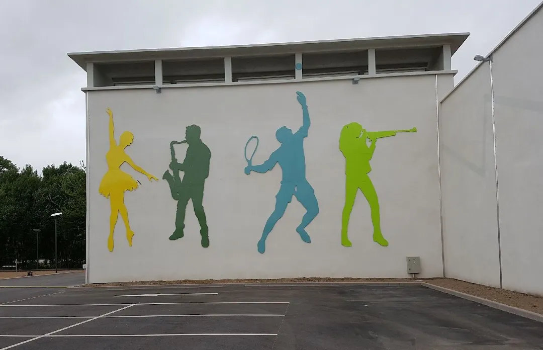 Des silhouettes pratiquant divers sports et activités pour décorer un batiment public