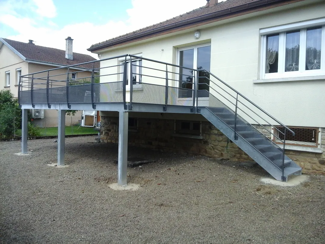 Une terrasse ainsi qu'un garde-corps réalisé pour une maison