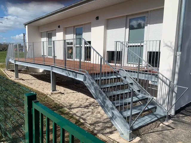 Une rampe d'accès menant à un bâtiment