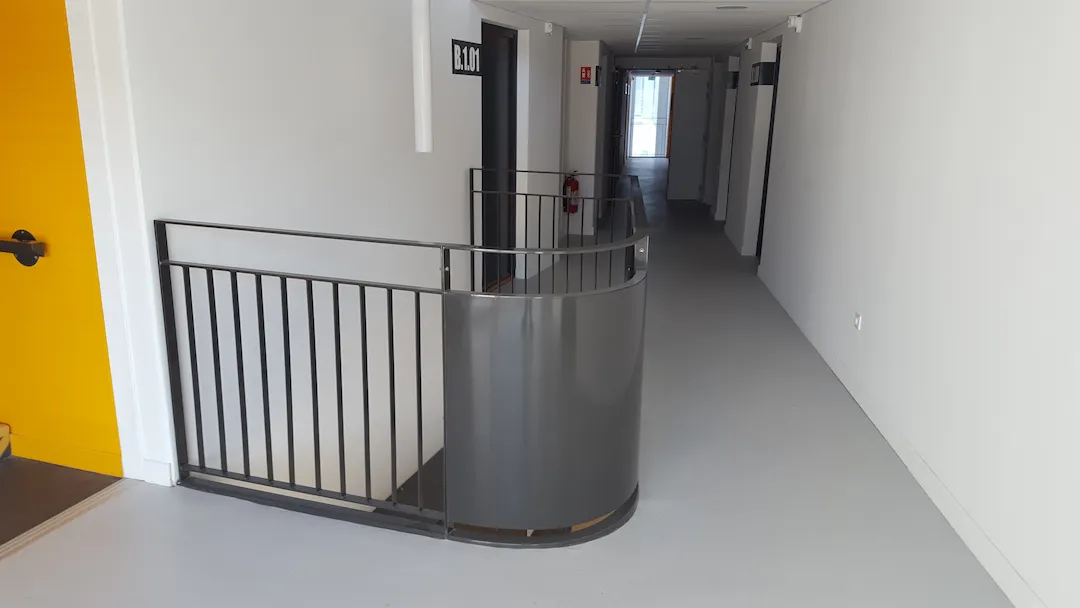 Un garde-corps en intérieur
