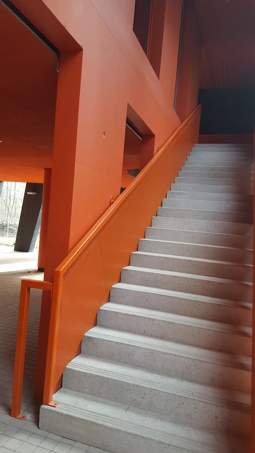 Un escalier en métal