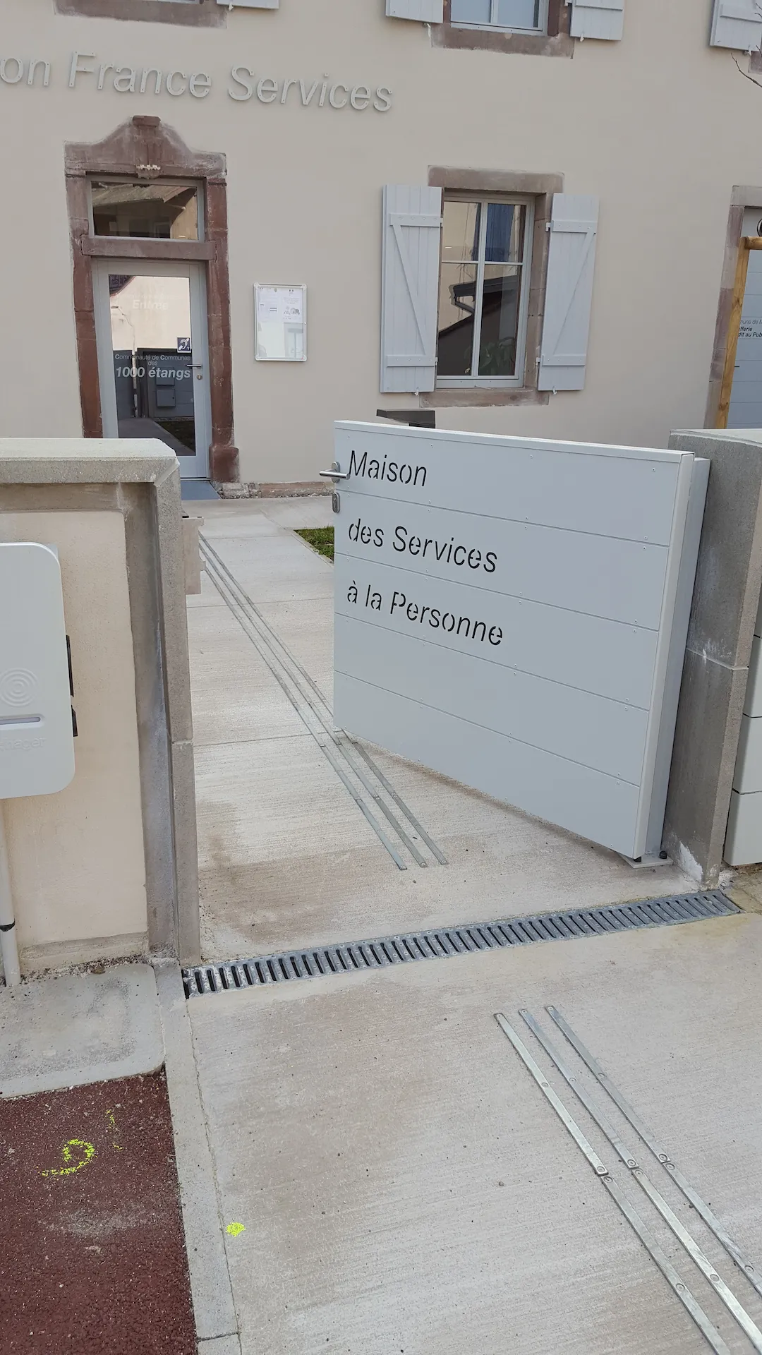 Un panneau avec inscription découpé au laser et indiquant la nature du bâtiment