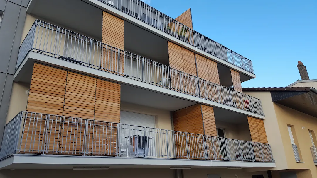 Une série de garde-corps pour un immeuble